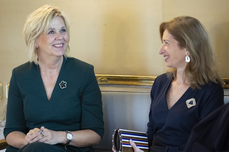 La Sig.ra Laura con la Sig.ra Eva Pavlova,consorte del Presidente della Repubblica Ceca,in visita ufficiale 

