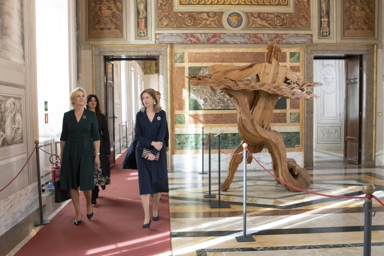 La Sig.ra Laura con la Sig.ra Eva Pavlova,consorte del Presidente della Repubblica Ceca,in visita ufficiale 
