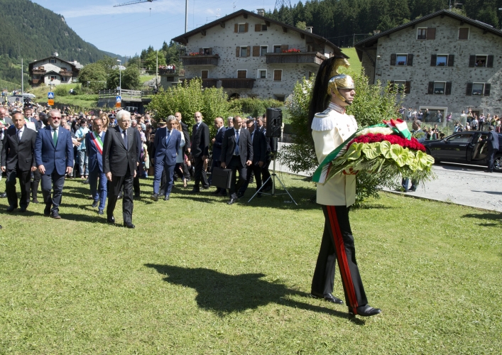 Il Presidente Sergio Mattarella depone un cuscino di fiori sulla lapide 