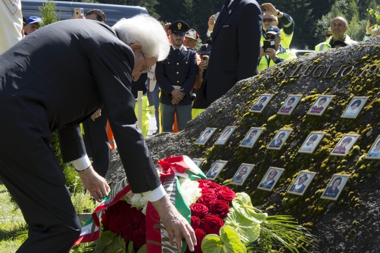 Il Presidente Sergio Mattarella depone un cuscino di fiori sulla lapide 