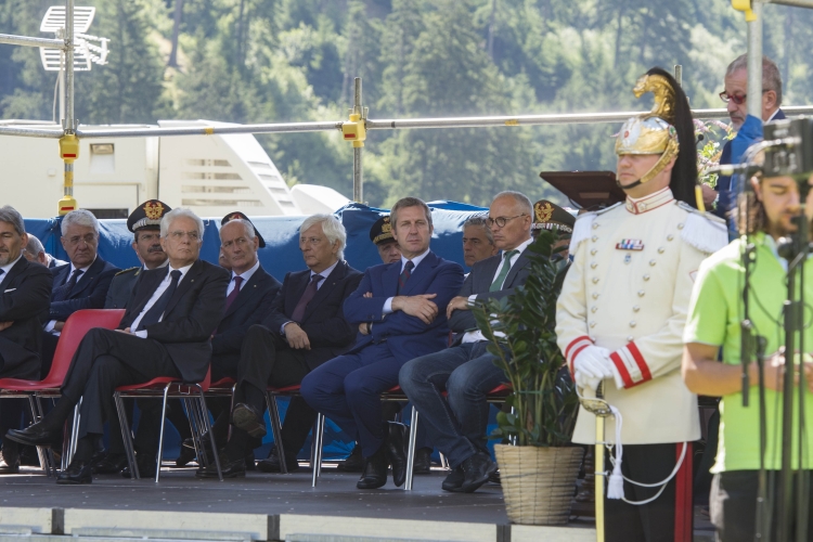 Il Presidente Sergio Mattarella e le autorità presenti 