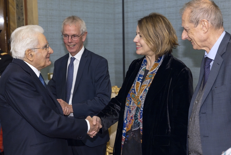 Il Presidente Sergio Mattarella con Tiny Kox, Presidente dell'Assemblea parlamentare del Consiglio d’Europa, Elisabetta Gardini, Presidente della delegazione italiana presso l'Assemblea parlamentare del Consiglio d’Europa e Piero Fassino, Presidente della Commissione Monitoraggio dell'Assemblea parlamentare del Consiglio d’Europa, in occasione dell'incontro con i membri della Commissione