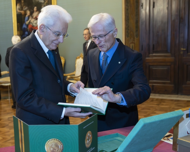 Il Presidente della Repubblica Sergio Mattarella con Elio Giovati, Presidente della Federazione Nazionale Maestri del Lavoro,in occasione del centenario della istituzione della “Stella al Merito del Lavoro” 
