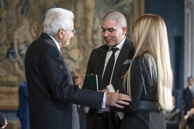 Il Presidente della Repubblica,Sergio Mattarella ,coadiuvato da Marina Calderone, Ministro del lavoro e delle politiche sociali,consegna la Stelle al Merito del Lavoro “alla memoria” per Mariano Bruno Guidorizzi
