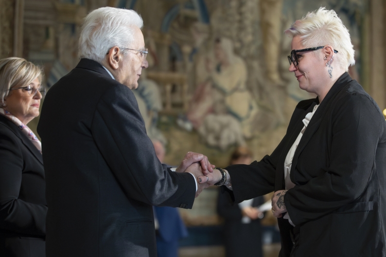Il Presidente della Repubblica,Sergio Mattarella ,coadiuvato da Marina Calderone, Ministro del lavoro e delle politiche sociali,consegna la Stelle al Merito del Lavoro “alla memoria” per Matteo Zenatello
