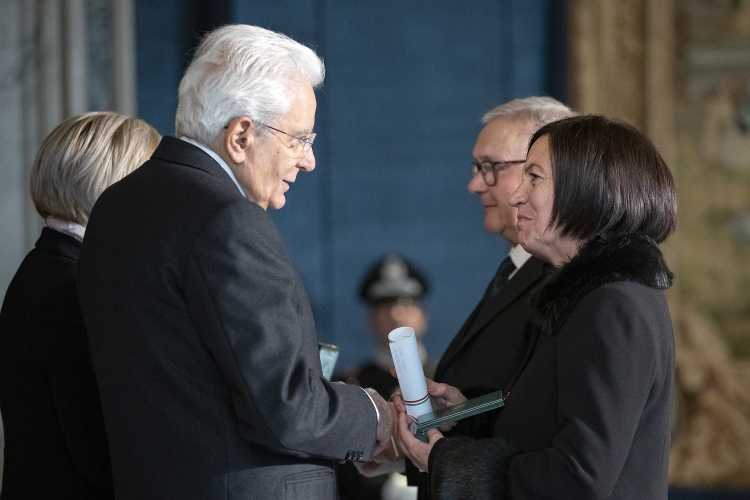 Il Presidente della Repubblica,Sergio Mattarella ,coadiuvato da Marina Calderone, Ministro del lavoro e delle politiche sociali,consegna la Stelle al Merito del Lavoro “alla memoria” per Paolo Franco E Pasquale D’Ettorre
