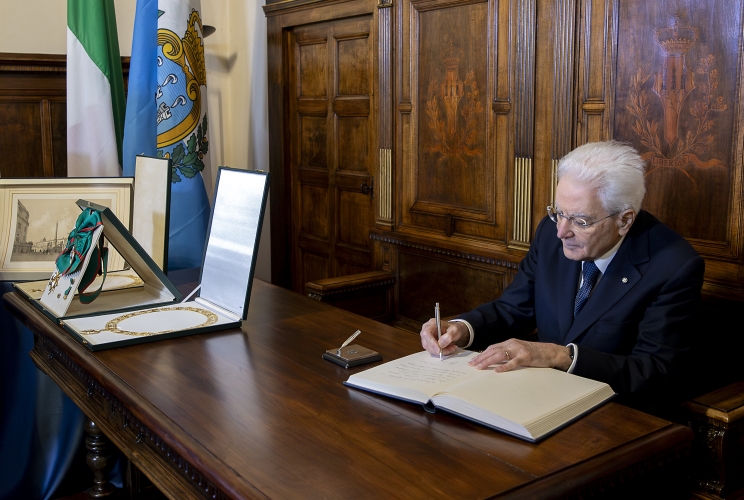 Il Presidente della Repubblica Sergio Mattarella firma il Libro degli Ospiti illustri in occasione della Visita di Stato nella Repubblica di San Marino