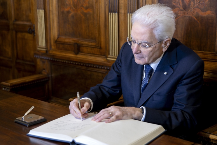 Il Presidente della Repubblica Sergio Mattarella firma il Libro degli Ospiti illustri in occasione della Visita di Stato nella Repubblica di San Marino