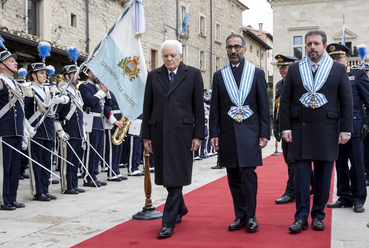 Il Presidente della Repubblica Sergio Mattarella con i Capitani reggenti Filippo Tamagnini e Gaetano Troina in occasione della Visita di Stato nella Repubblica di San Marino