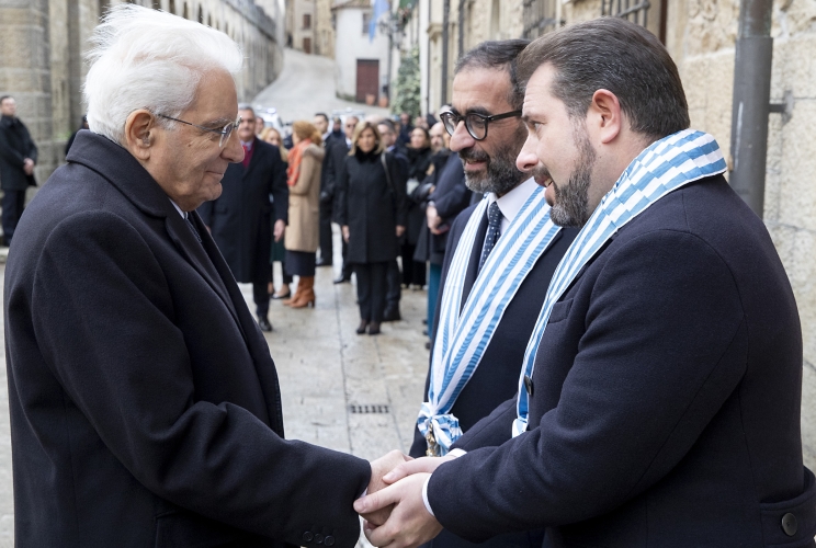 San Marino - Il Presidente della Repubblica Sergio Mattarella con i Capitani Reggenti Filippo Tamagnini e Gaetano Troina, al termine delle deposizione di una corona di alloro all'Ara dei Volontari