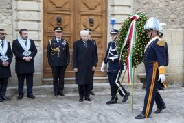 San Marino - Il Presidente della Repubblica Sergio Mattarella durante la deposizione di una corona di alloro all'Ara dei Volontari