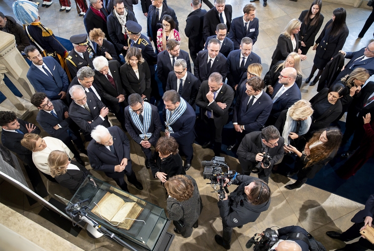 San Marino - Il Presidente della Repubblica Sergio Mattarella nel corso della visita dell'esposizione "Ex universis Europe patribus: viaggio alle origini di San Marino attraverso una antico manoscritto"