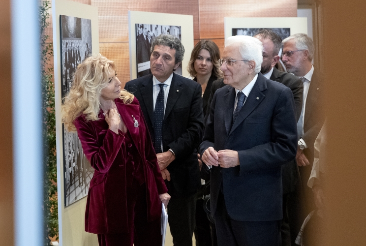 Il Presidente Sergio Mattarella visita la mostra fotografica “Gli scatti chefanno la storia. Visite che confermano un’amicizia longeva”