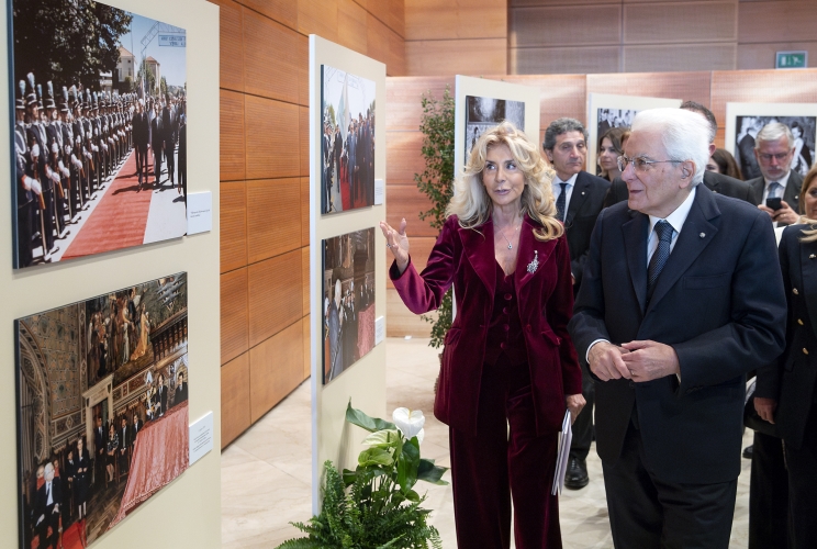 Il Presidente Sergio Mattarella visita la mostra fotografica “Gli scatti chefanno la storia. Visite che confermano un’amicizia longeva”