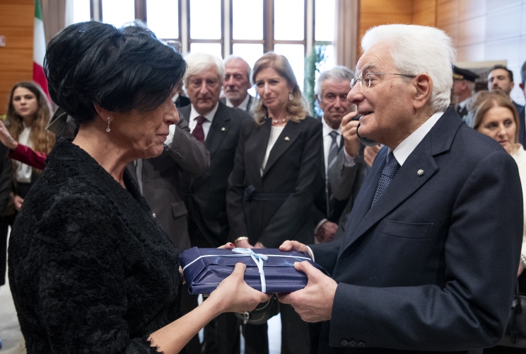 Il Presidente Sergio Mattarella riceve una copia della “Dichiarazione dei Diritti dei Cittadini edei Principi Fondamentali dell’Ordinamento Sammarinese”