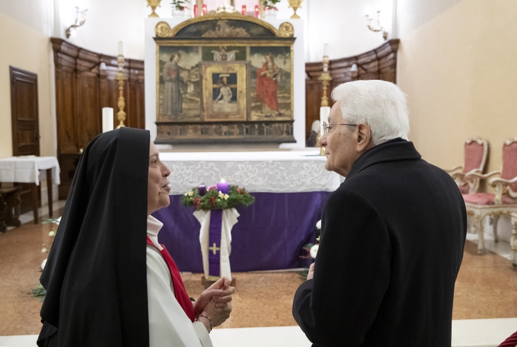 Il Presidente Sergio Mattarella accompagnato dalla Madre Superiora delle Adoratrici Perpetue del Santissimo Sacramento, Suor Maria Gloria Riva, visita la Chiesa e il Museo di San Francesco