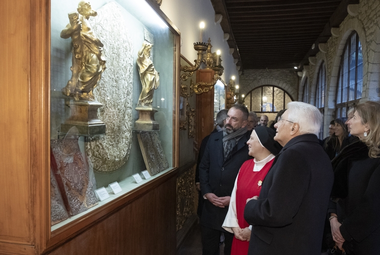 Il Presidente Sergio Mattarella accompagnato dalla Madre Superiora delle Adoratrici Perpetue del Santissimo Sacramento, Suor Maria Gloria Riva, visita la Chiesa e il Museo di San Francesco