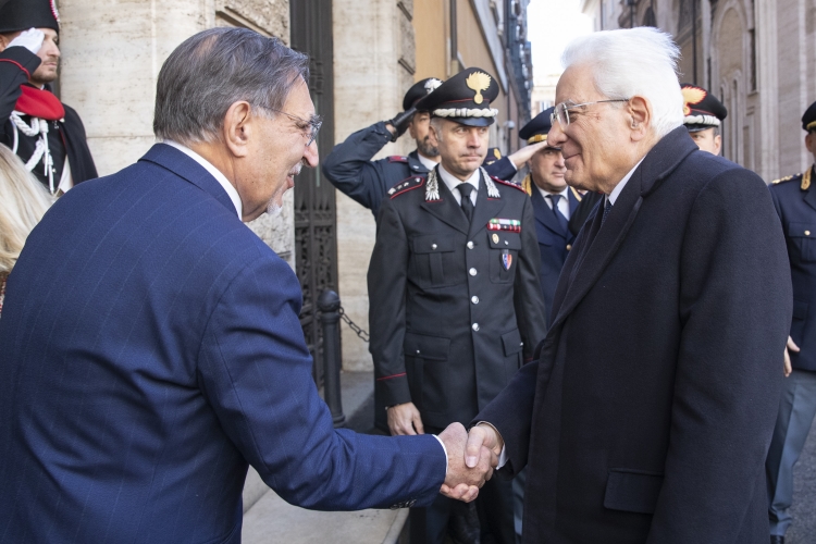 Il Presidente della Repubblica Sergio Mattarella accolto da Ignazio La Russa, Presidente del Senato, in occasione del Concerto di Natale, eseguito dall’Orchestra e dal Coro della Fondazione Arena di Verona
