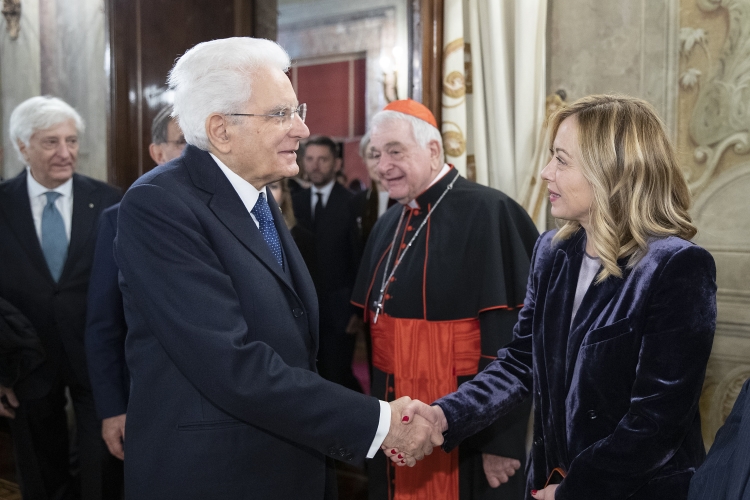 Il Presidente della Repubblica Sergio Mattarella saluta Giorgia Meloni, Presidente del Consiglio dei ministri, in occasione del Concerto di Natale, eseguito dall’Orchestra e dal Coro della Fondazione Arena di Verona
