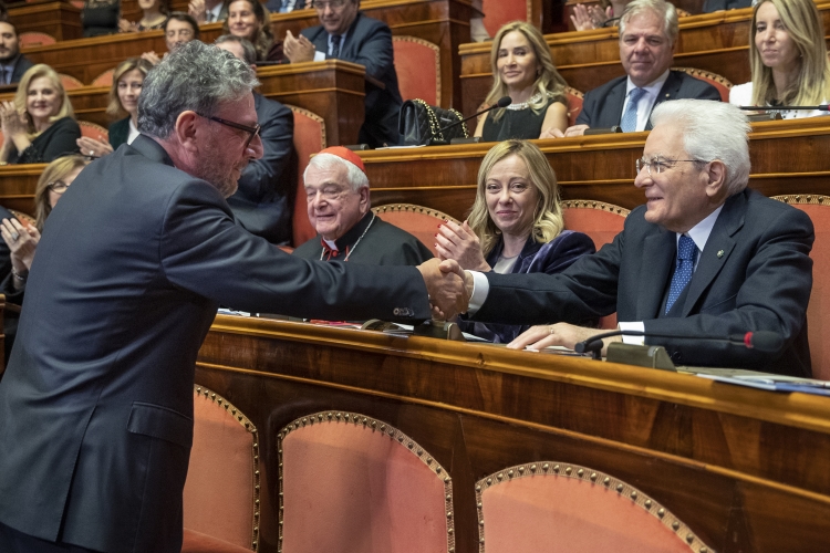Il Presidente della Repubblica Sergio Mattarella saluta Sergio Castellitto, in occasione del Concerto di Natale, eseguito dall’Orchestra e dal Coro della Fondazione Arena di Verona
