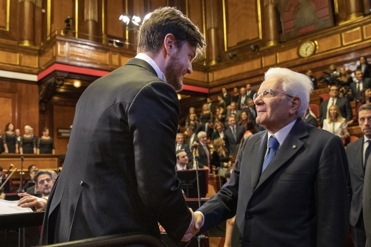Il Presidente della Repubblica Sergio Mattarella saluta Michele Spotti, Direttore dell’Orchestra della Fondazione Arena di Verona,in occasione del Concerto di Natale,al Senato della Repubblica

