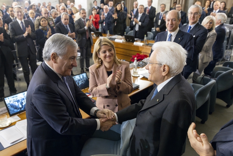 Il Presidente Sergio Mattarella saluta il Vice Presidente del Consiglio e Ministro degli Affari Esteri e della Cooperazione Internazionale Antonio Tajani, al termine della XVI Conferenza delle Ambasciatrici e degli Ambasciatori d’Italia