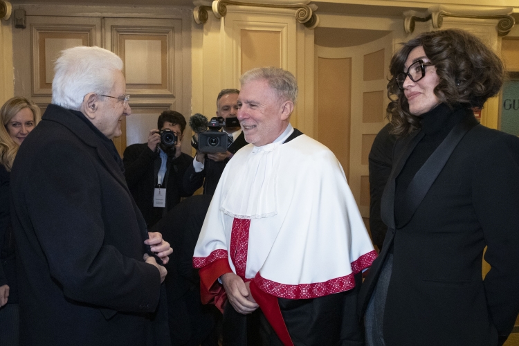 Il Presidente Sergio Mattarella con Anna Maria Bernini, Ministro dell’Università e della Ricerca e Gian Carlo Avanzi, Rettore dell’Università degli Studi del Piemonte Orientale, in occasione della cerimonia d’inaugurazione dell’anno accademico 2023/2024 dell’Università
