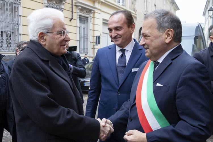 Il Presidente Sergio Mattarella al Teatro Civico di Vercelli, saluta il Sindaco Andrea Corsaro, in occasione della cerimonia d’inaugurazione dell’anno accademico 2023/2024 dell’Università degli Studi del Piemonte Orientale  
