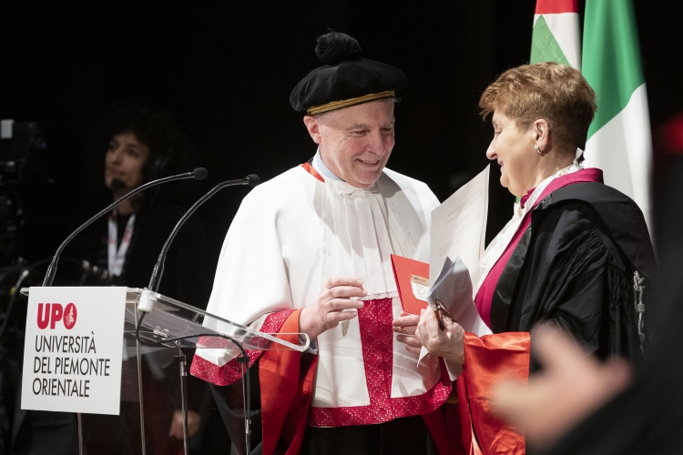 Lectio doctoralis della Dott.ssa Mariella Enoc, laureata honoris
causa in Medicina e Chirurgia 
