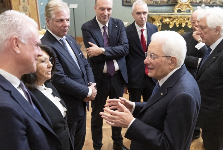 Il Presidente Sergio Mattarella con Paolo Zangrillo, Ministro per la Pubblica Amministrazione, Paola Severino, Presidente della Scuola nazionale dell’amministrazione (SNA),  Remo Morzenti Pellegrini, Vice Presidente della SNA e il Cons. Riccardo Sisti, Segretario generale della SNA, in occasione dell'incontro con i vincitori dell’ottavo Corso-concorso SNA di formazione dirigenziale