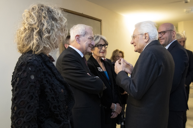Il Presidente Sergio Mattarella con Anna Rossomando, Vice Presidente del Senato della Repubblica,con Lorenzo Fontana, Presidente della Camera dei deputati,con Luciano Violante, Presidente onorario dell’Associazione Italiadecide,e con Anna Finocchiaro, Presidente dell’Associazione Italiadecide,in occasione della presentazione del Rapporto annuale dal titolo “La conoscenza nel tempo della complessità. Educazione e formazione nelle democrazie del XXI secolo”
