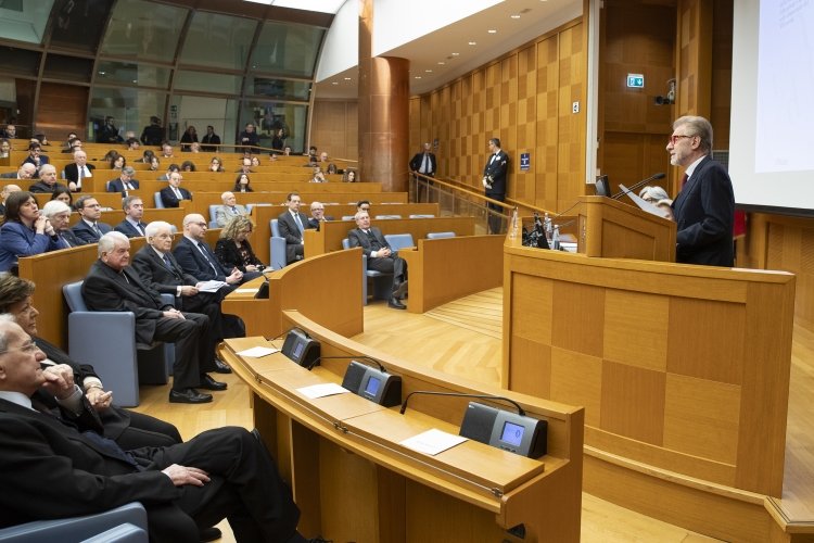 Lectio magistralis di Ivano Dionigi, Professore Emerito dell’Università di Bologna,in occasione della presentazione del Rapporto annuale dell’Associazione Italiadecide dal titolo “La conoscenza nel tempo della complessità. Educazione e formazione nelle democrazie del XXI secolo”
