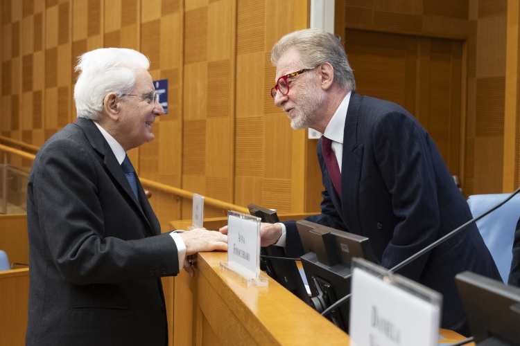 Il Presidente della Repubblica Sergio Mattarella saluta Ivano Dionigi, Professore Emerito dell’Università di Bologna e ex Rettore 
