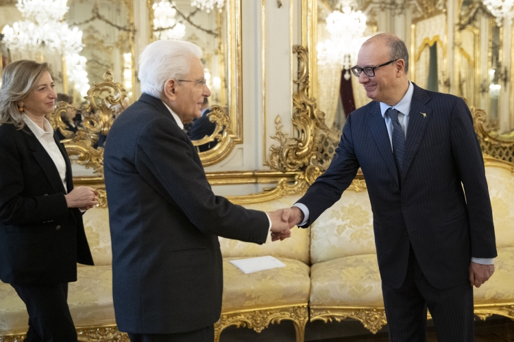 Il Presidente Sergio Mattarella saluta Giuseppe Valditara, Ministro dell’Istruzione e del merito,in occasione delle Celebrazione del “Giorno della Memoria”
