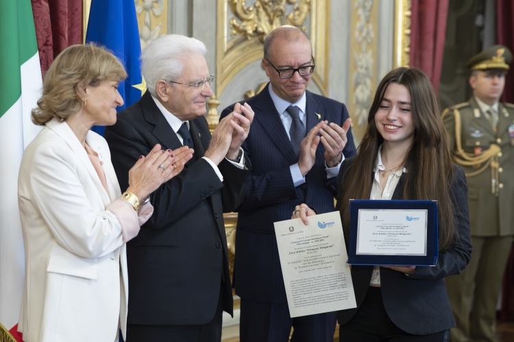 Il Presidente della Repubblica Sergio Mattarella consegna i premi ai vincitori del concorso nazionale promosso dal Ministero dell'Istruzione e del merito, dal titolo "I giovani ricordano la Shoah"
