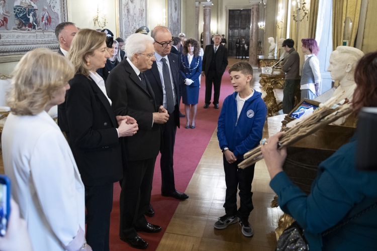 Il Presidente della Repubblica Sergio Mattarella osserva i lavori realizzati dagli studenti vincitori del concorso nazionale promosso dal Ministero dell'Istruzione e del merito, dal titolo "I giovani ricordano la Shoah"

