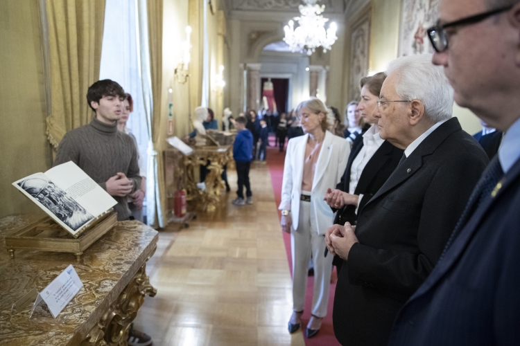 Il Presidente della Repubblica Sergio Mattarella osserva i lavori realizzati dagli studenti vincitori del concorso nazionale promosso dal Ministero dell'Istruzione e del merito, dal titolo "I giovani ricordano la Shoah"
