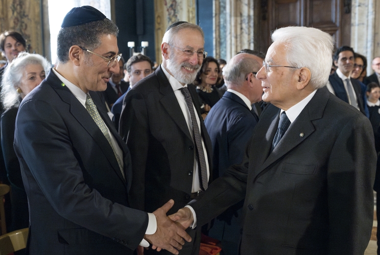 Il Presidente Sergio Mattarella saluta Victor Fadlun, presidente della Comunità ebraica di Roma, in occasione della celebrazione del “Giorno della Memoria”