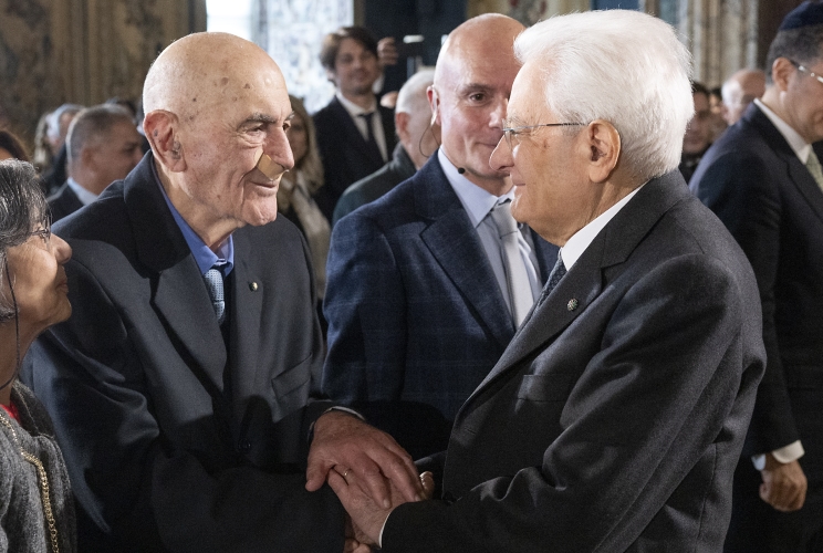 Il Presidente Sergio Mattarella saluta Sami Modiano, in occasione della celebrazione del “Giorno della Memoria”