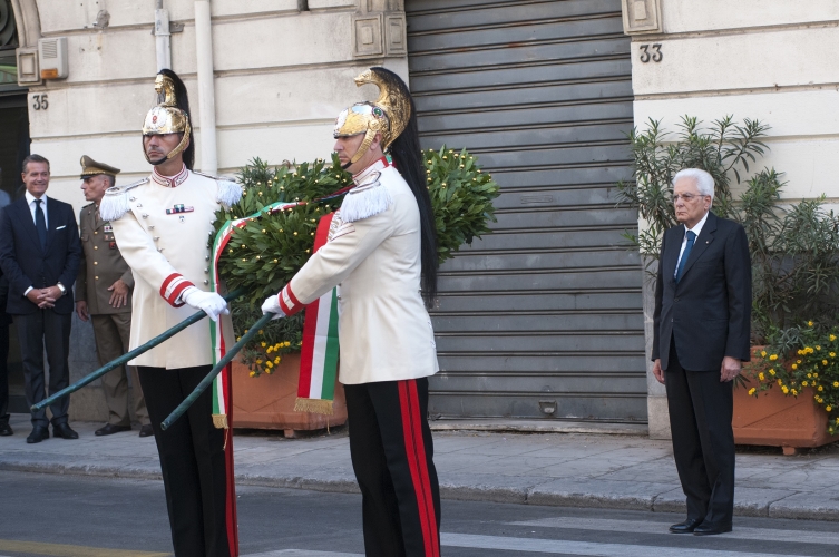 Il Presidente Sergio Mattarella depone una corona d’alloro in Via Isidoro Carini 