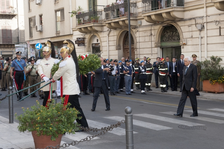 Il Presidente Sergio Mattarella depone una corona d’alloro in Via Isidoro Carini 