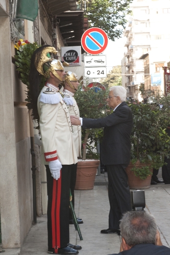 Il Presidente Sergio Mattarella depone una corona d’alloro 