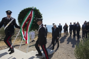 Il Presidente della Repubblica Sergio Mattarella depone una corona 