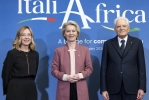 Il Presidente della Repubblica Sergio Mattarella e il Presidente del Consiglio Giorgia Meloni con Ursula von der Leyen, Presidente della Commissione europea, in occasione del Vertice Italia Africa
