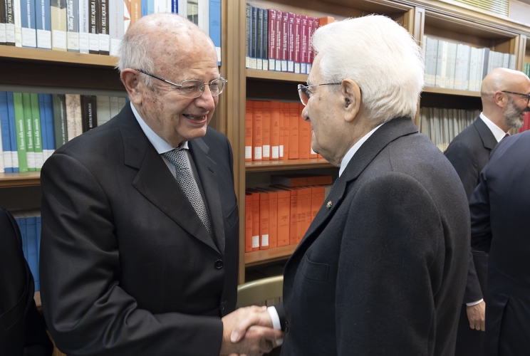 Il Presidente Sergio Mattarella saluta Carlo Guelfi, già Consigliere e Capo della Segreteria del Presidente Giorgio Napolitano