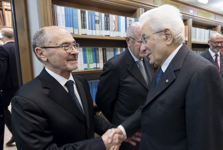 Il Presidente Sergio Mattarella saluta Giovanni Matteoli, già Portavoce del Presidente Giorgio Napolitano
