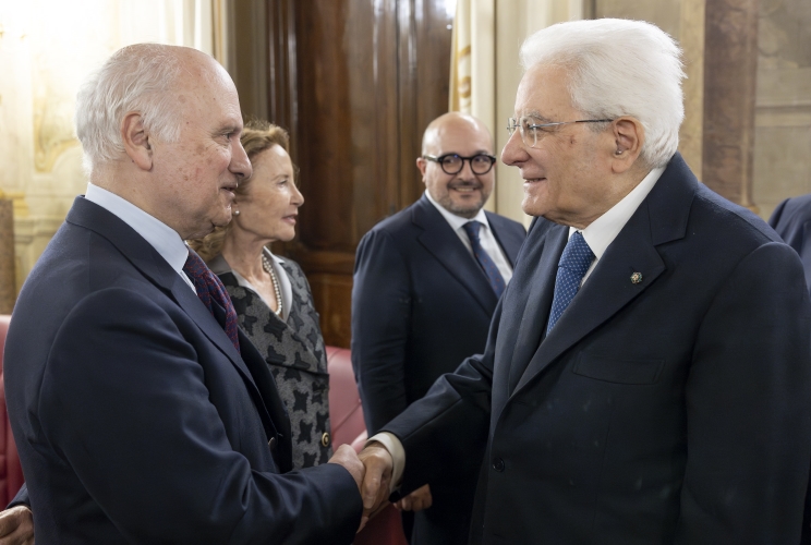 Il Presidente Sergio Mattarella saluta Giuseppe Valentino, Presidente della Fondazione Alleanza Nazionale, in occasione del convegno in memoria dell’On. Giuseppe Tatarella, nel venticinquesimo anniversario della scomparsa