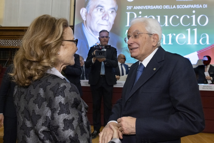 Il Presidente Sergio Mattarella saluta Angela Filipponio Tatarella, Vedova dell’On. Giuseppe Tatarella, al termine del convegno in memoria dell’On. Giuseppe Tatarella, nel venticinquesimo anniversario della scomparsa