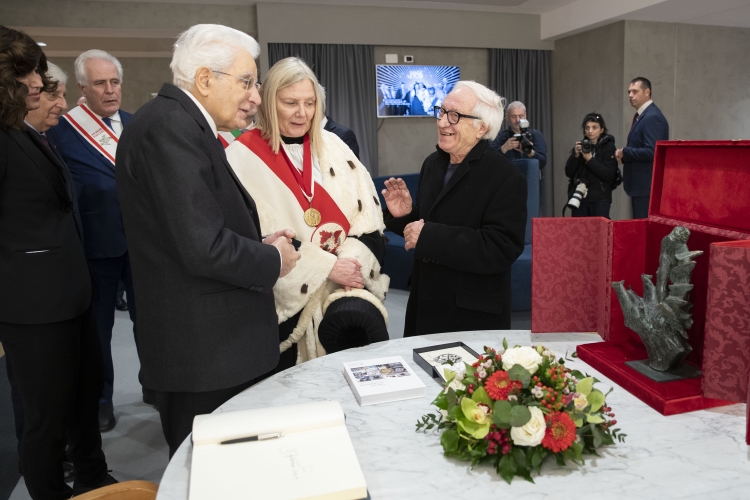 Il Presidente della Repubblica Sergio Mattarella con Alessandra Petrucci, Rettrice dell’Università degli Studi di Firenze, e il Maestro Onofrio Pepe, realizzatore della medaglia per il centenario dell’Ateneo, in occasione della cerimonia di inaugurazione dell’Anno Accademico 2023/2024 
