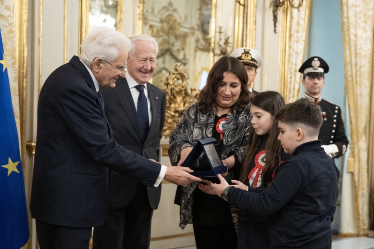 Il Presidente della Repubblica Sergio Mattarella consegna i premi ai vincitori del concorso nazionale promosso dal Ministero dell'Istruzione e del merito, dal titolo “10 febbraio" -“Un mondo e un passato”.Storie dai luoghi di origine degli esuli giuliano-fiumano-dalmati
